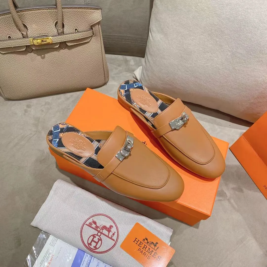 👟👟Ex-factory price 440👟👟Hermes/Hermes new kelly buckle sandal mule shoes for women flat toe lazy shoes and half slippers😄😄😄 Fabric: calfskin lining: sheepskin lining/3D floral cloth🌸🌸🌸 Code number: 35 36 37 38 39 40 41 Color: Black White Brown Outsole: Anti-leather pattern rubber outsole
